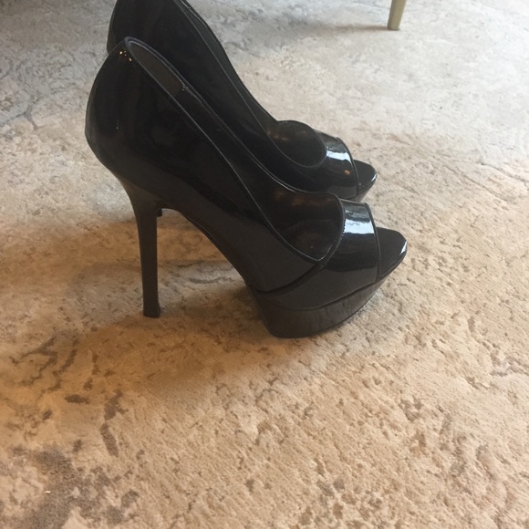 Black patent open toe Carlos Santana pumps. 6 - Picture 2 of 4